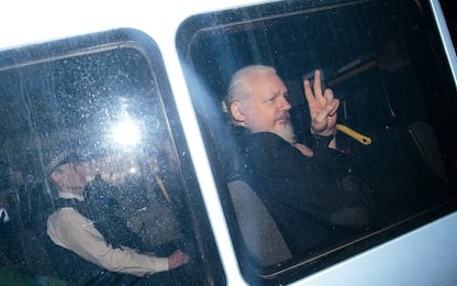 Wikileaks, Julian Assange è stato arrestato a Londra: VIDEO