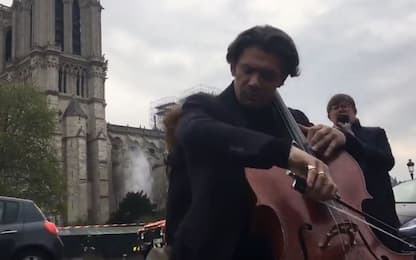 Notre Dame, violoncellista suona davanti alla cattedrale. VIDEO