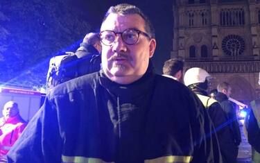 Notre Dame, il cappellano dei vigili del fuoco ha salvato le reliquie