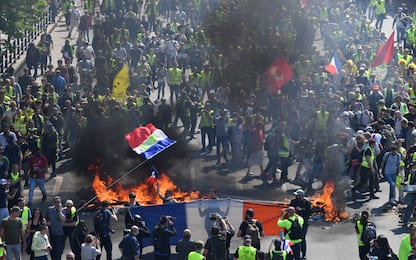 Gilet gialli a Parigi, scontri con la polizia: FOTO 