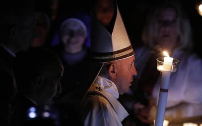 Il Papa alla veglia di Pasqua: "Superare chiusure". FOTO