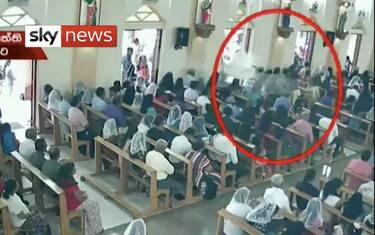 Sri Lanka, il video del sospetto attentatore in azione