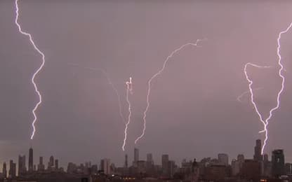 Chicago, lo spettacolo dei fulmini che illuminano lo skyline
