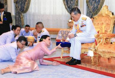 Thailandia, re sposa la sua ex guardia del corpo: da hostess a regina