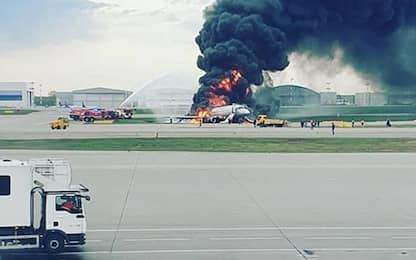 Mosca, fiamme a bordo di un aereo: morti e feriti 