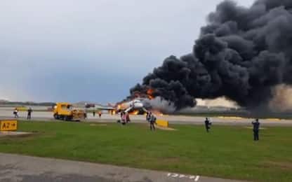Mosca, atterraggio d'emergenza per aereo in fiamme: morti