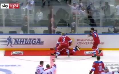 Vladimir Putin cade durante una partita di hockey. VIDEO
