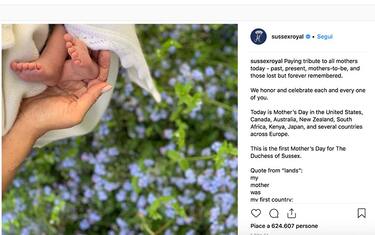 Harry e Meghan, festa mamma con foto piedini di Archie su Instagram