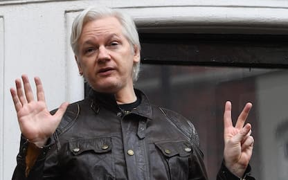 Julian Assange, la procura svedese chiede l’arresto per stupro