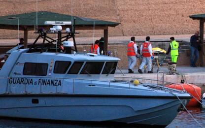 Migranti, arrivata in porto a Licata la "nave madre" sequestrata