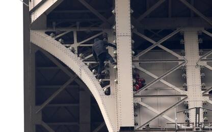 Tour Eiffel evacuata, uomo si arrampica e minaccia il suicidio per ore