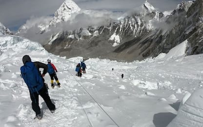 Coda di alpinisti sull'Everest: altri due morti