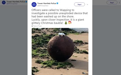 "Bomba inesplosa nel Tamigi": in realtà è una palla natalizia gigante