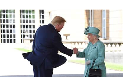 Trump e la regina Elisabette, sorrisi e niente inchini: FOTO