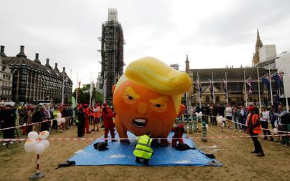 Londra, Donald Trump diventa un pupazzo gonfiabile. FOTO