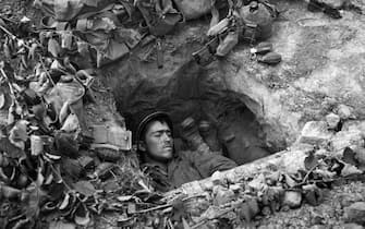 soldato americano dorme in una trincea