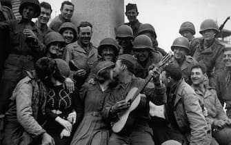 soldati festeggiano le liberazione
