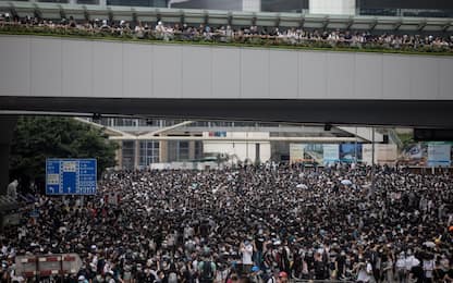 Hong Kong, slitta l’esame della legge su estradizioni in Cina 