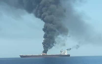 Oman, due petroliere a fuoco nel golfo: "Almeno una colpita da siluro"