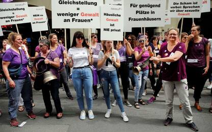 Svizzera, donne in sciopero: "Stipendio uguale agli uomini"