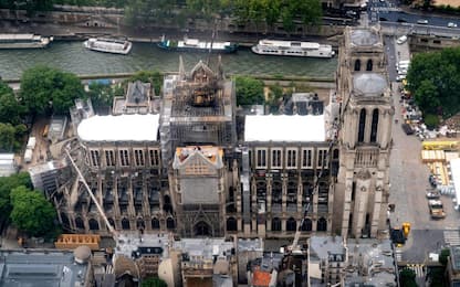 Notre Dame, oggi la prima messa dopo l'incendio: elmetto obbligatorio