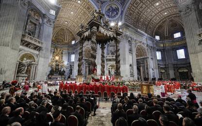 Il Papa a San Pietro celebra la benedizione dei Palli. FOTO
