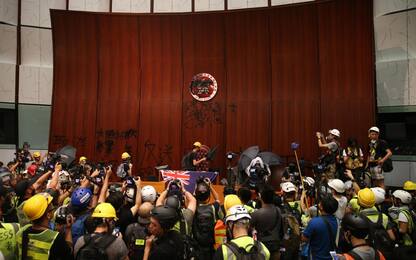 Hong Kong, i manifestanti entrano nel Parlamento