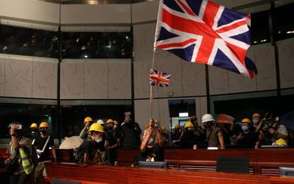 Hong Kong, la polizia riprende il controllo del Parlamento. VIDEO