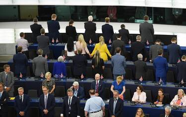 Eurodeputati del Brexit Party di spalle durante l'inno Ue