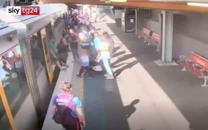 Sydney, bimbo cade sui binari mentre cerca di salire sul treno. VIDEO