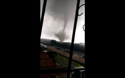 Cina, il video del tornado che si abbatte sulla città di Kaiyuan