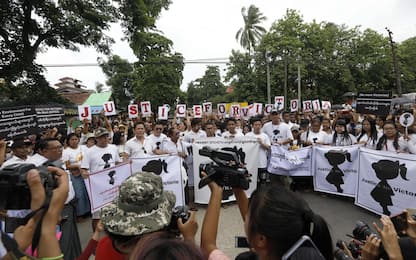 Myanmar, protesta contro violenze sessuali sui bambini. FOTO