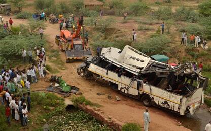 India, si ribalta autobus: almeno 29 morti e 18 feriti