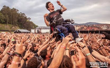 Spagna, ragazzo disabile sollevato dal pubblico a concerto rock. VIDEO