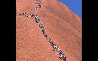 Australia, turisti in coda sull’Uluru prima del divieto di scalata