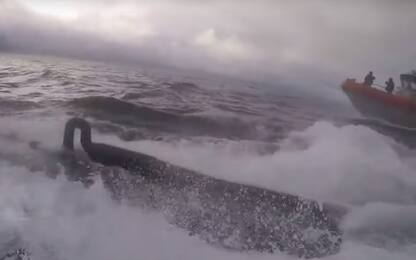 Sottomarino dei Narcos trasporta droga, inseguimento in mare: VIDEO 
