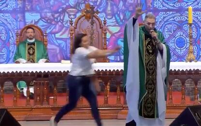 Brasile, una donna spinge il prete giù dal palco. VIDEO
