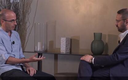 Yuval Noah Harari intervistato da Giuseppe De Bellis a Sky Tg24