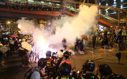 Proteste Hong Kong: polizia spara proiettili di gomma
