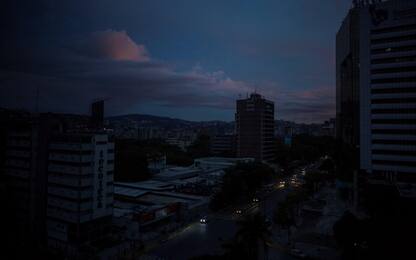 Blackout in Venezuela: al buio 18 dei 23 Stati del Paese