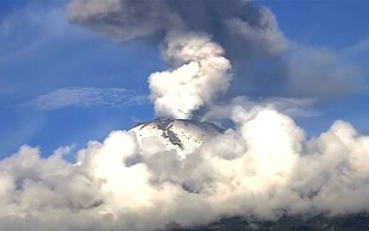 Messico, l'eruzione del vulcano innevato "El Popo". VIDEO