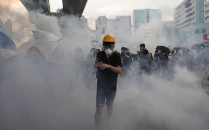 Hong Kong, ancora proteste: polizia usa gas lacrimogeni