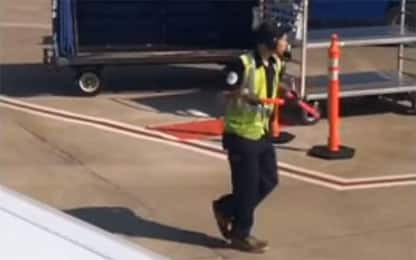 Aeroporto di Nashville, l’operatore di terra balla in pista. VIDEO