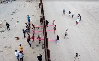 Usa-Messico, altalene rosa per superare il confine. VIDEO