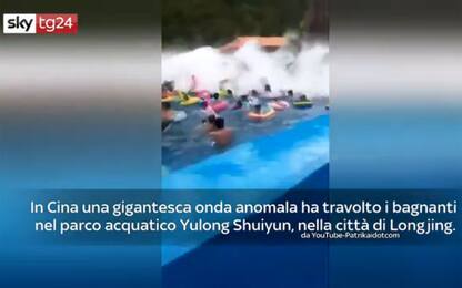 Cina, terrore all'acquapark: onda anomala travolge i bagnanti. VIDEO