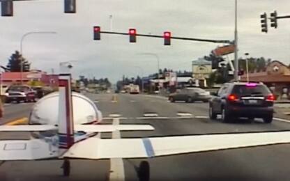 Usa, atterraggio da brividi: aereo in strada tra le macchine. VIDEO