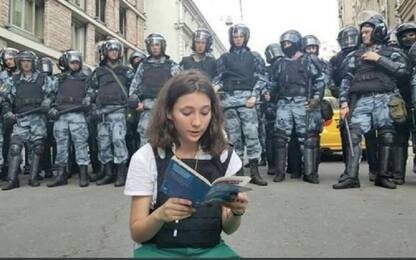 Olga Misik, la 17enne legge la Costituzione e sfida Putin