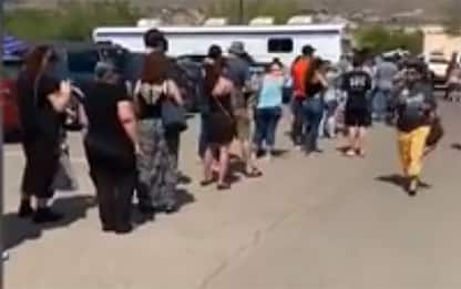 El Paso, in fila per donare il sangue dopo la sparatoria. VIDEO