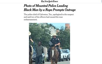 Texas, foto choc: poliziotti ammanettano nero e lo tirano con la corda