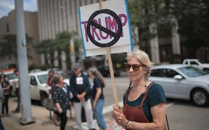 Stragi Usa, proteste per la visita di Trump a El Paso e Dayton